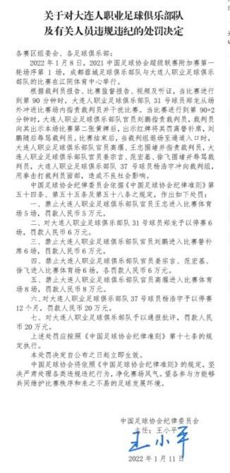 　　　　《断背山》里两个卤莽又细腻的牛仔在麻烦朴素的断背山牧场里放牧，阔别人类文明，日子伶丁无聊，实际社会的汗青经济布景早已湮没在断背山的暮色与山峦中，一切因而就那末天然的产生，两人相爱。